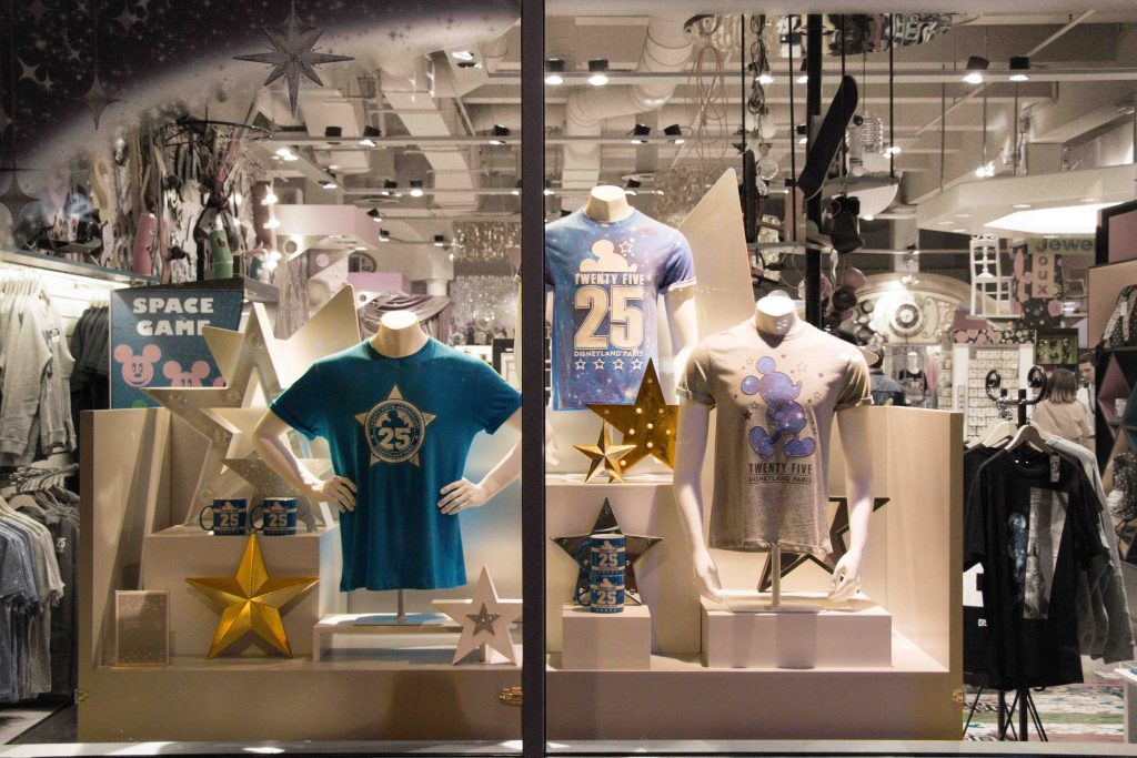 vitrine d'une boutique présentant des produits dans des mobiliers sur-mesure spécialement conçu pour le visual merchandising