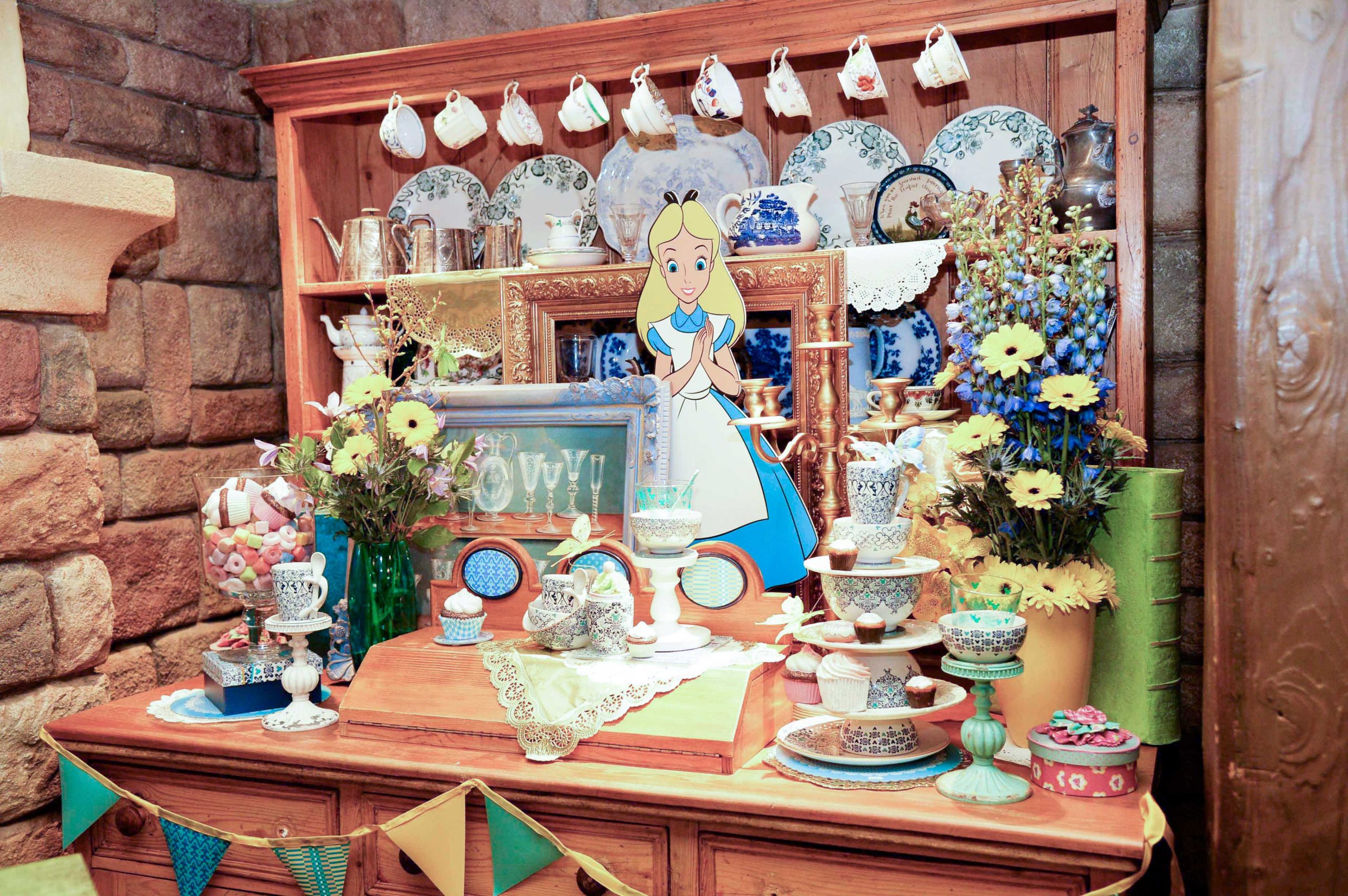 décorations d'espace évènementielsur le thème Alice aux pays des merveilles pour Disneyland Paris à l'occasion du festival Spring
