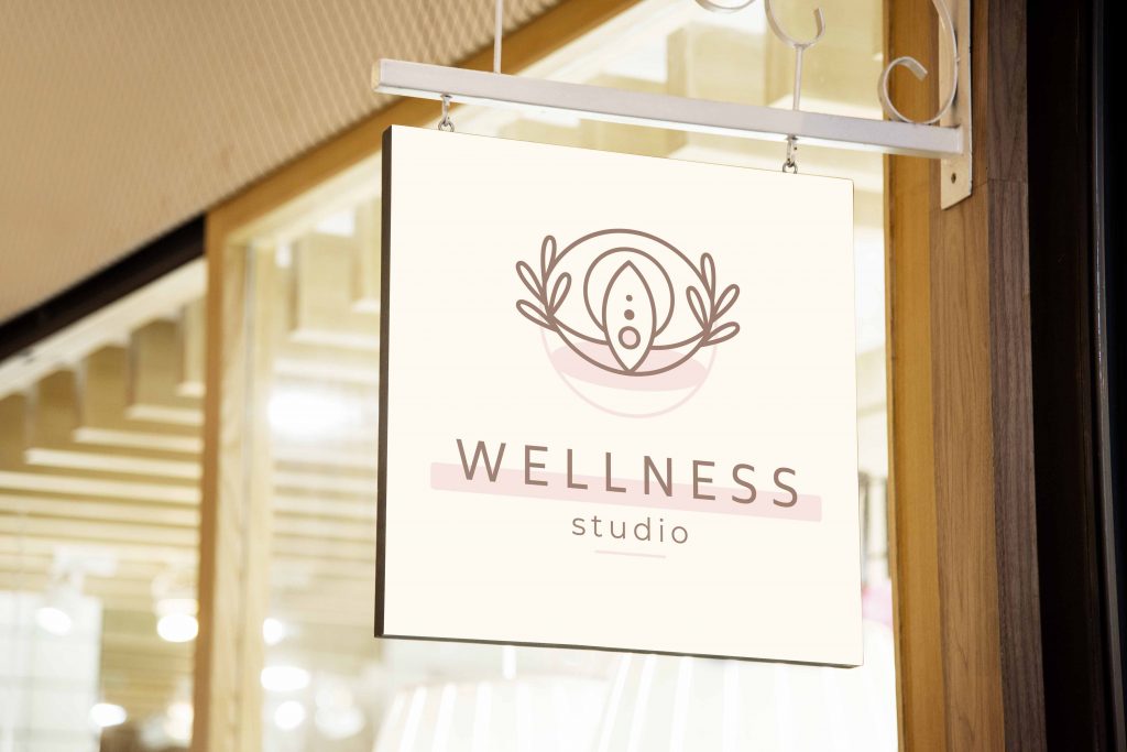 identité visuelle d'une société de yoga et naturopathie sur une enseigne