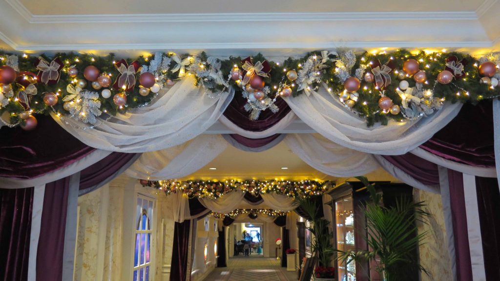 décorations de noël hôtel Disneyland paris