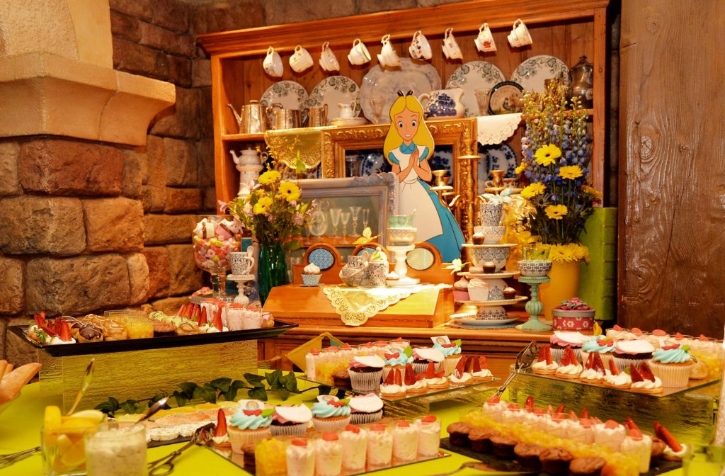 décoration événementiel d'un buffet comptoir sur le thème Alice aux pays des merveilles