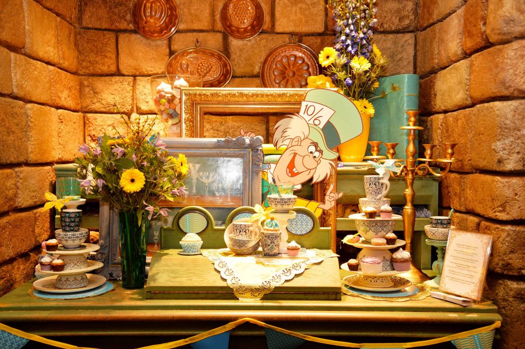 décoration événementiel d'un buffet comptoir sur le thème Alice aux pays des merveilles