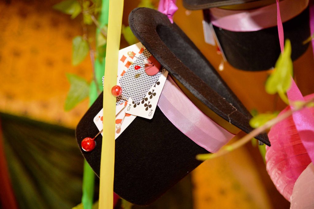 mise en scène d'un chapeau sur le thème Alice aux pays des merveilles