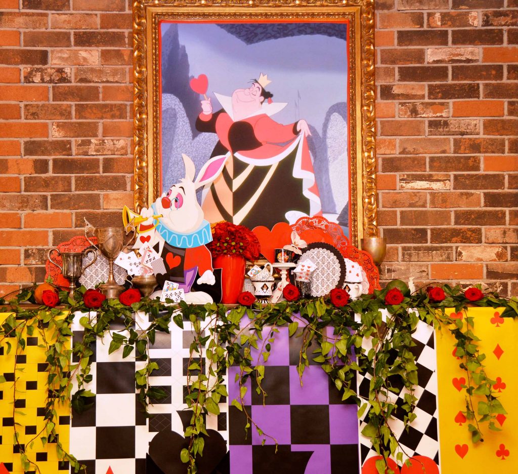 décoration événementiel d'une cheminée dans une salle de restaurant sur le thème Alice aux pays des merveilles