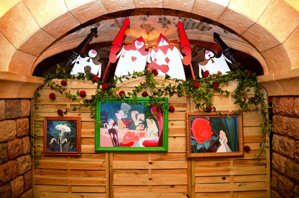 décoration événementiel d'une salle de restaurant sur le thème Alice aux pays des merveilles