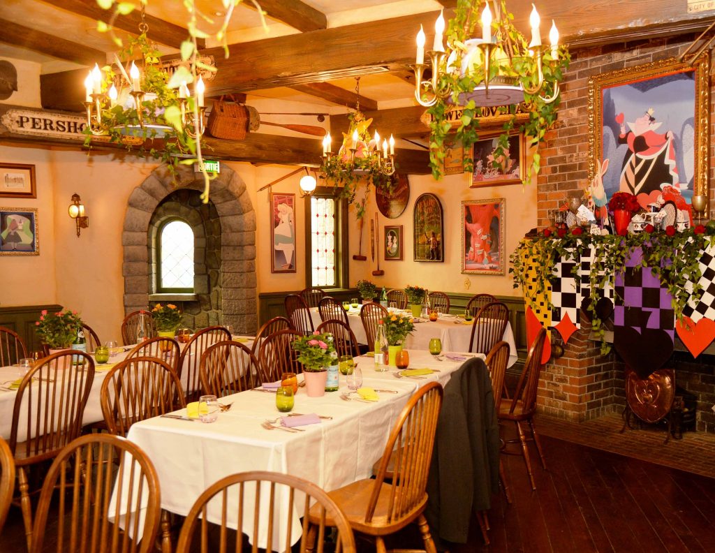 décoration événementiel d'une salle de restaurant sur le thème Alice aux pays des merveilles