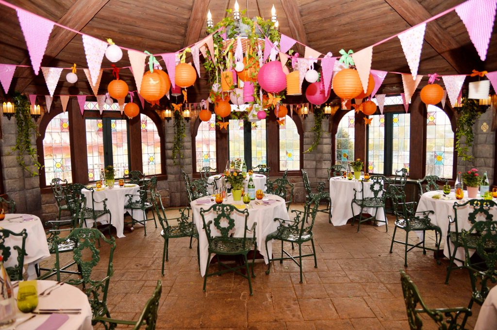 décoration événementiel d'une salle de restaurant sur le thème Alice aux pays des merveilles