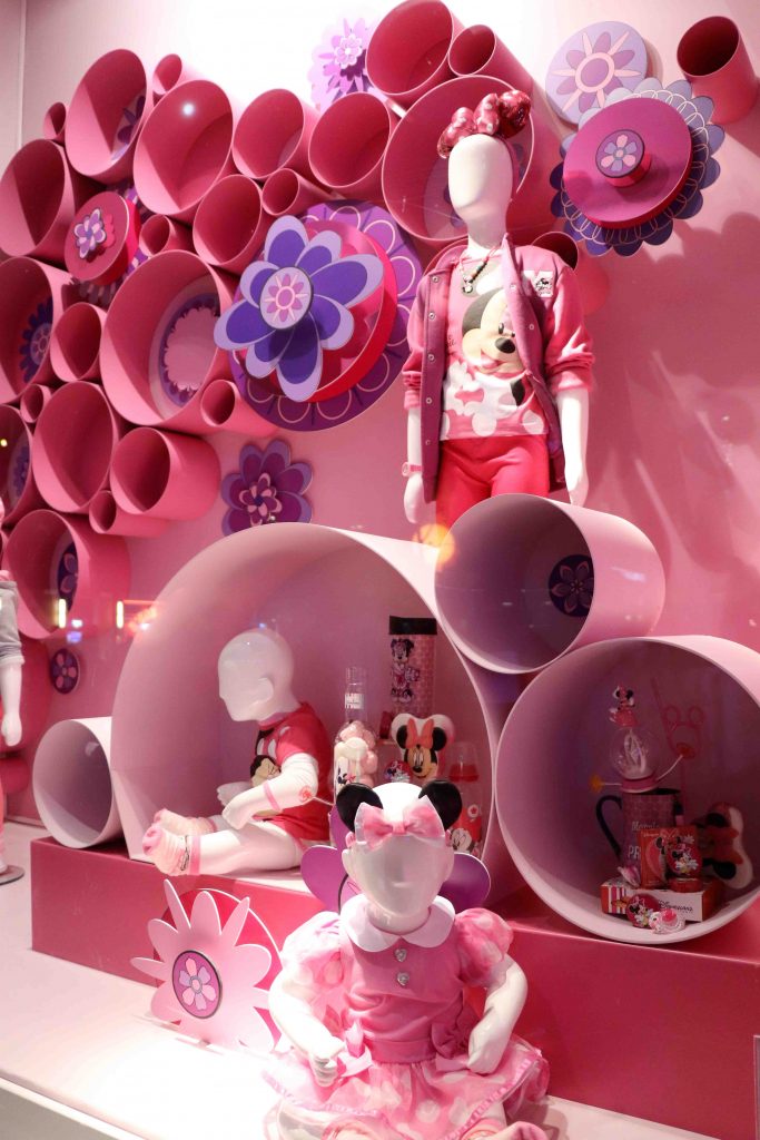 Concept graphique d'une vitrine pour la scénographie commerciale d'un magasin